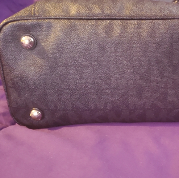 Final Price ❌Like new Michael Kors tote bag🖤 - Picture 4 of 10